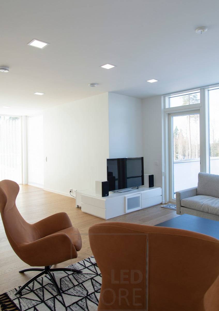 Minimalistická panelová svítidla krásně ladí s bílým stropem a rovnoměrně osvětlují obývací pokoj. Moderní designový jazyk se dobře hodí ke skandinávskému interiéru. Ledstore.fi