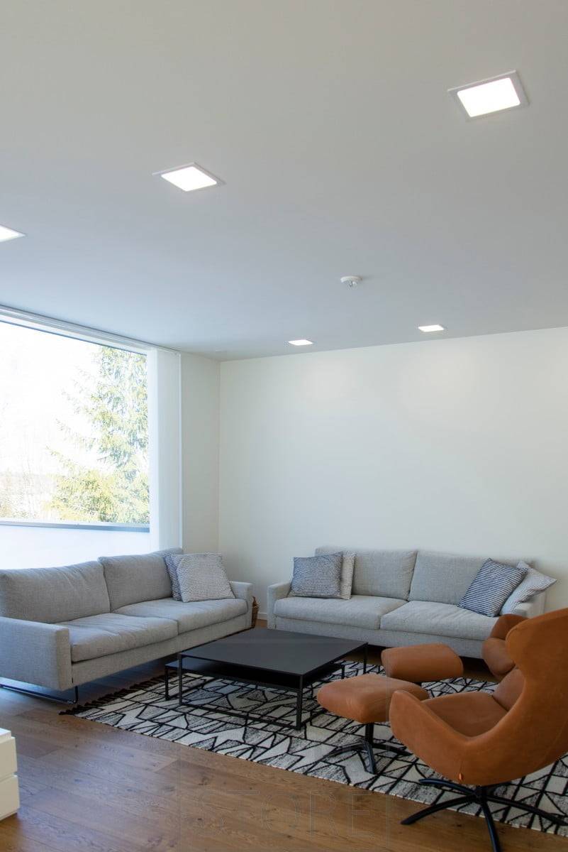 Minimalistická panelová svítidla krásně ladí s bílým stropem. Moderní designový jazyk se dobře snoubí se skandinávským designem interiéru. Ledstore.fi