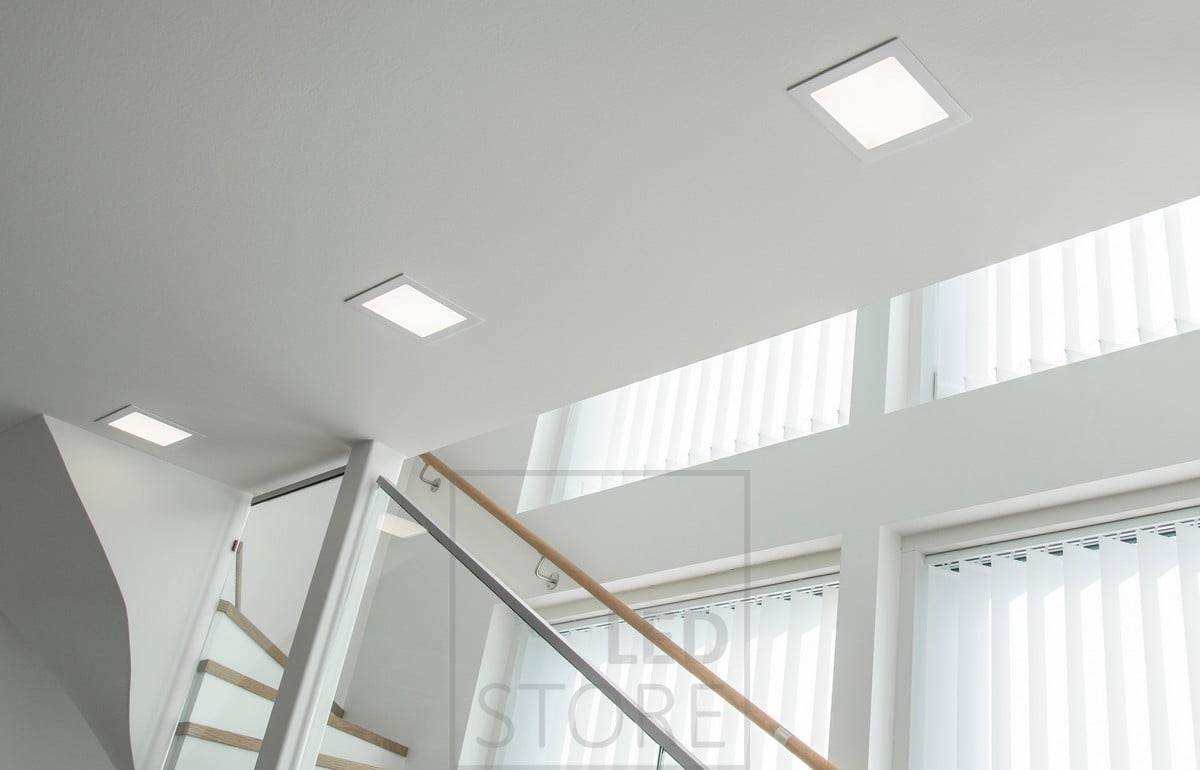 Minimalistická panelová svítidla krásně ladí s bílým stropem. Ledstore.fi