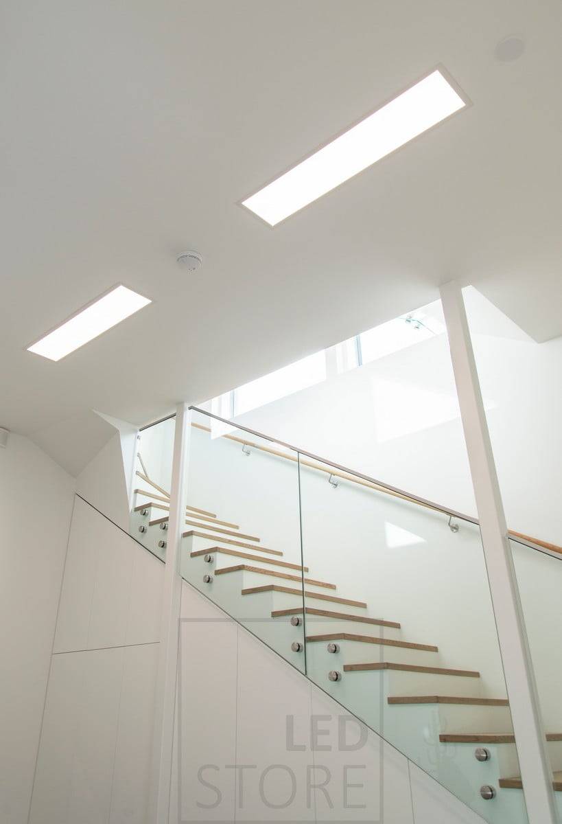 Led panelová svítidla UPPOAVA 300x1200 v řadě osvětlující chodbu. Ledstore.fi