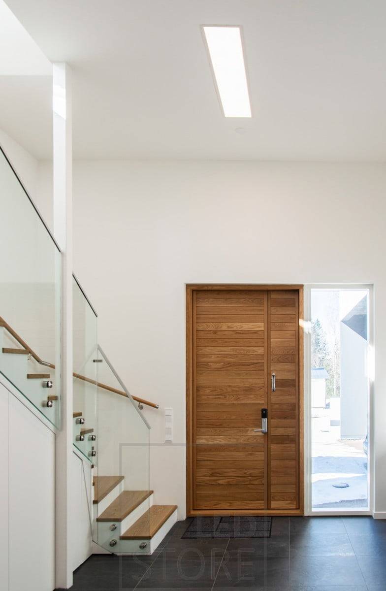 Led panelové světlo UPPOAVA 300x1200 osvětlující chodbu. Ledstore.fi
