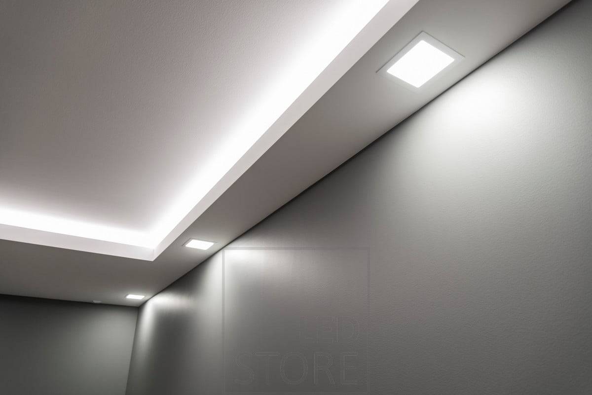 Spádování na okrajích je vynikajícím řešením pro prostory, kde není žádoucí spádovat celý strop. Vložená panelová led světla a led pásek na horní straně pásku osvětlující strop. Ledstore.fi