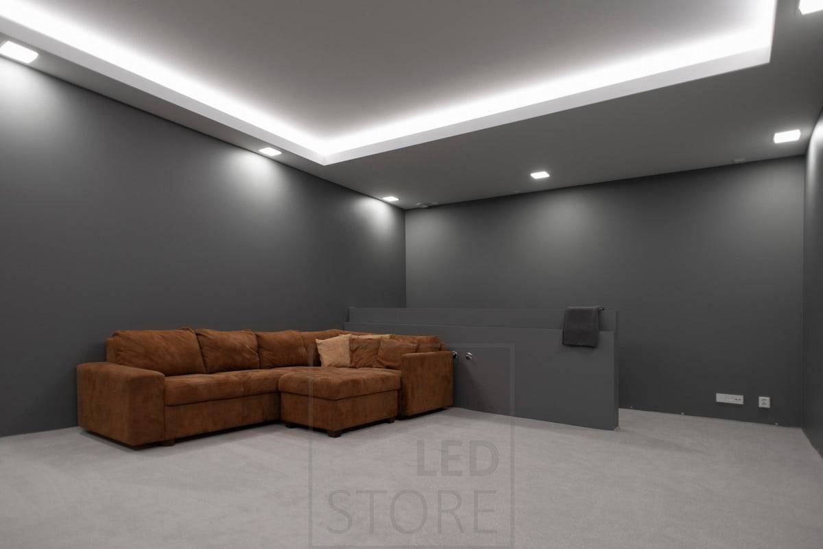 Atmosférické osvětlení vytvořené v místnosti bez oken pomocí panelových lamp a led pásku. Panelová svítidla vytvářejí celkové osvětlení a LED pásek zajišťuje nepřímé náladové osvětlení přes strop. Ledstore.fi