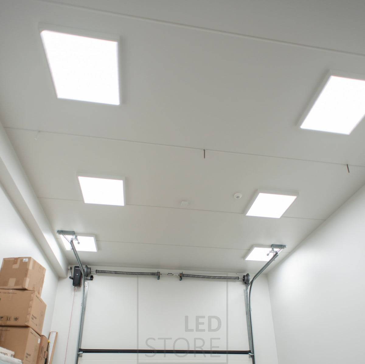 Panely 600x600 v povrchových rámech na stropě skladu. Osvětlení je přizpůsobivé a účinné, v prostoru nejsou tmavé kouty. Ledstore.fi