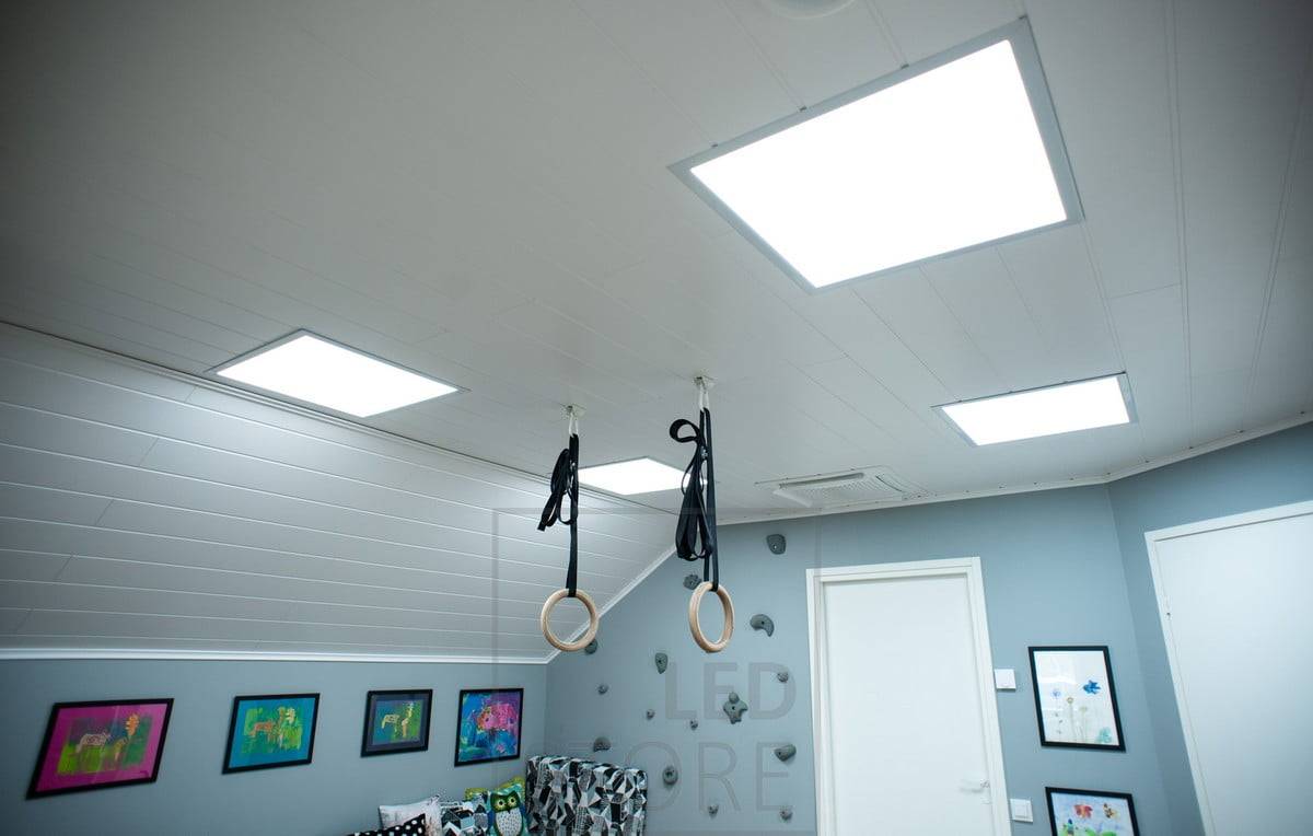 Led panely ve stropě jsou stmívatelné a mají nastavitelnou teplotu barev. Žádné tmavé kouty v dětském koutku. Ledstore.fi