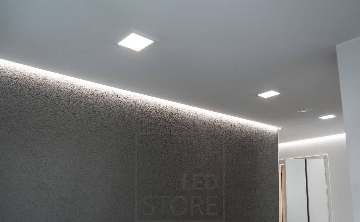 Panely pro celkové osvětlení krásně splývají se stropem a pásové osvětlení LED poskytuje nepřímé náladové osvětlení přes stěnu. Ledstore.fi