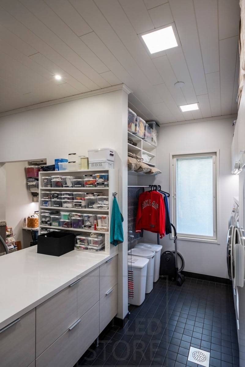 Osvětlení v technické místnosti realizované pomocí led panelových svítidel a reflektorů. Ledstore.fi