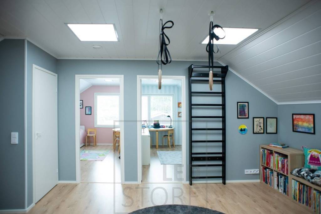 UPPOAVA PANEL 600, 36W, 2800K-4000K-5500K je stmívatelné LED svítidlo odolné proti vlhkosti (IP54) pro náročné. Svítidlo zároveň vytváří efekt střešního okna. Ledstore.fi
