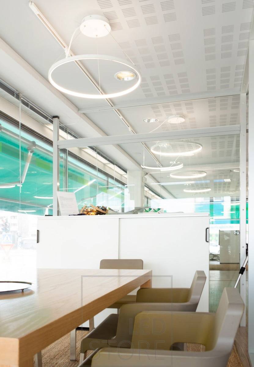 Kancelář osvětlují elegantní a minimalistická závěsná svítidla RINKELI s příjemným a nastavitelným světlem. Ledstore.fi