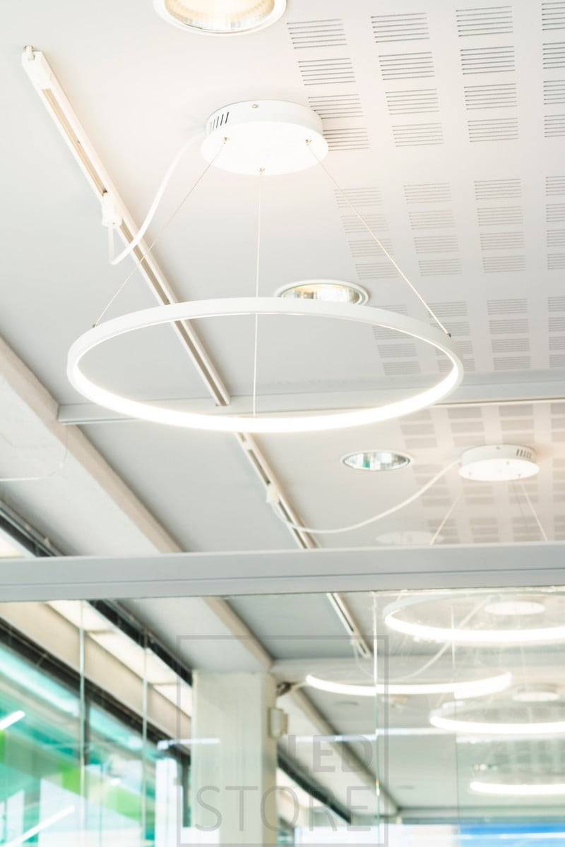 Kancelář je osvětlena elegantními a minimalistickými závěsnými svítidly RINKELI. Ledstore.fi
