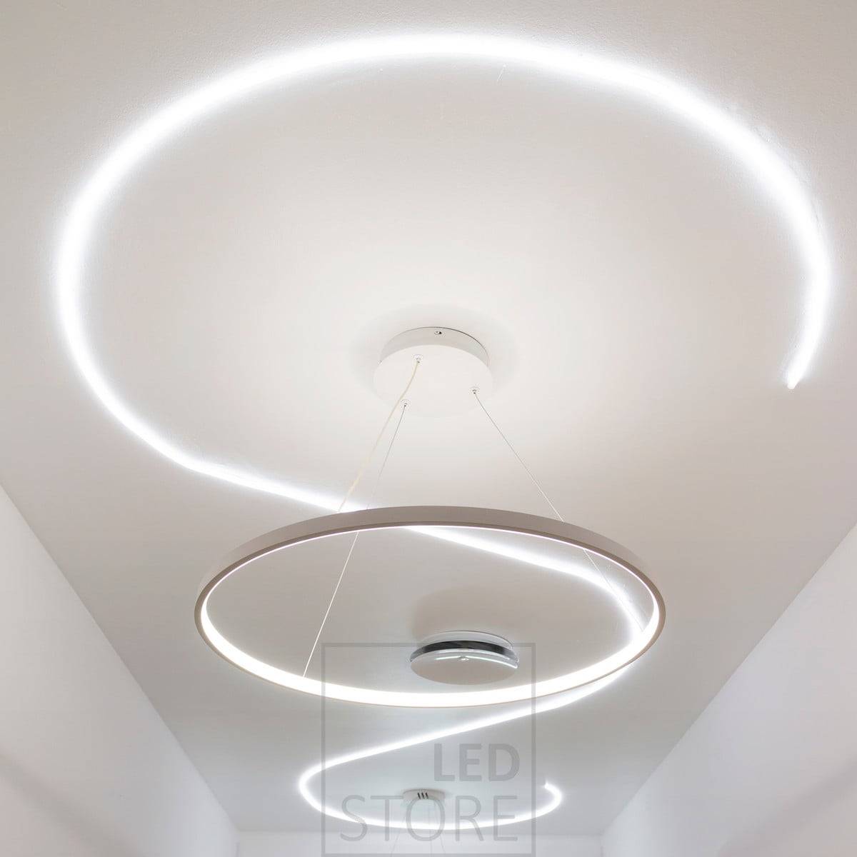 Minimalistické a elegantní závěsné svítidlo RINKELI v kombinaci s led páskem NEON zapuštěným do stropu. Ledstore.fi
