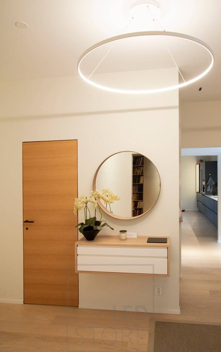 RINKELI jako osvětlení chodby. Svítidlo má průměr 100 cm a je výrazným prvkem na chodbě. Ledstore.fi