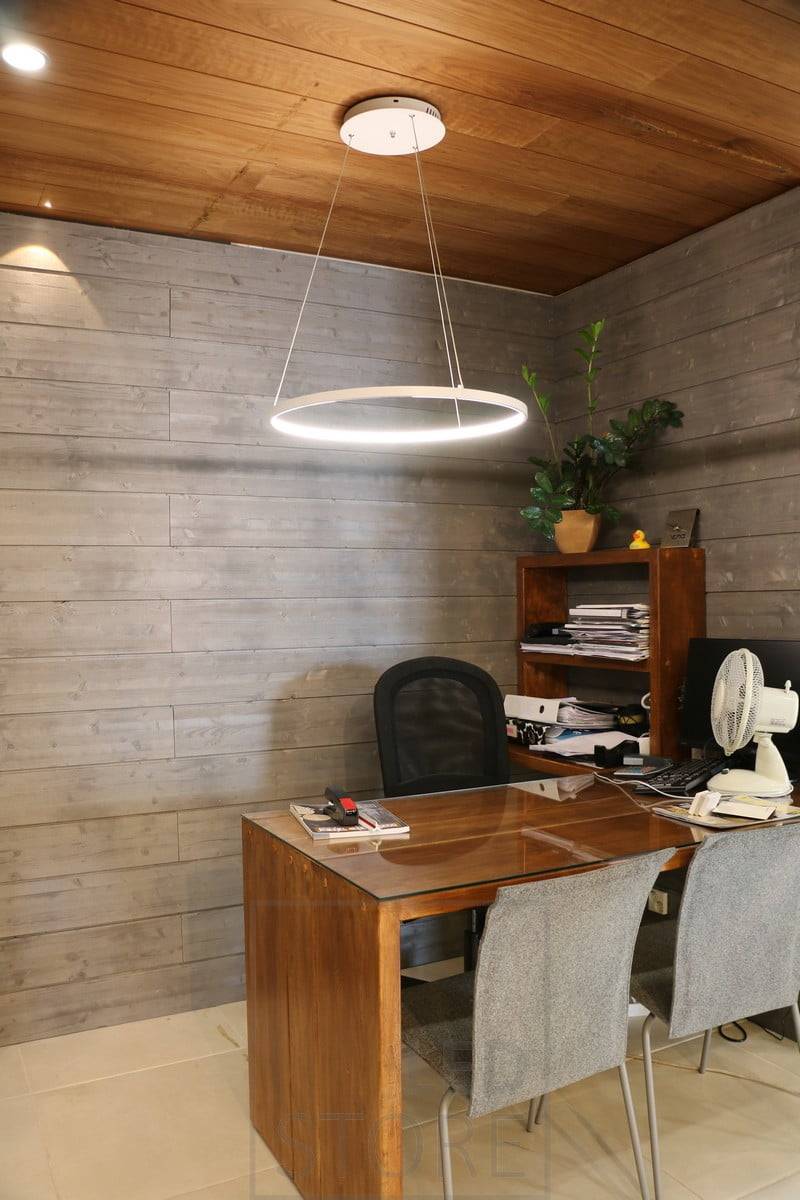 Nad pracovním stolem je zavěšená lampa RINKELI, která poskytuje dobré pracovní světlo. Ledstore.fi