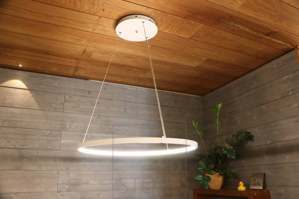 Závěsné svítidlo RINKELI je minimalistické a půvabné, vhodné nejen do domácností, ale i do kanceláří. Světlo vychází přes bílý difuzor, z vnitřního rámu svítidla. Ledstore.fi