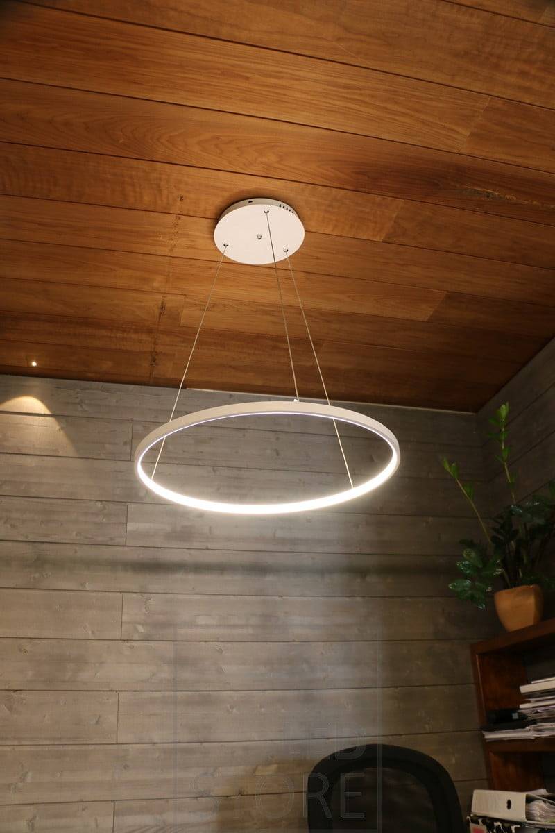 Závěsné svítidlo RINKELI je minimalistické a půvabné, vhodné nejen do domácností, ale i do kanceláří. Ledstore.fi