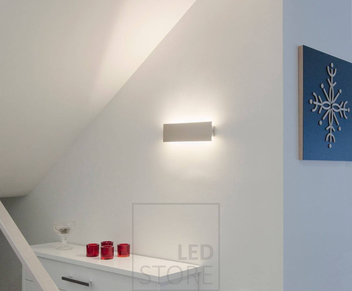 Nástěnné svítidlo STRAIGHT Led poskytuje nepřímé světlo ve dvou směrech skrz stěnu. K dispozici ve třech velikostech: 300 mm, 600 mm a 1200 mm. Ledstore.fi