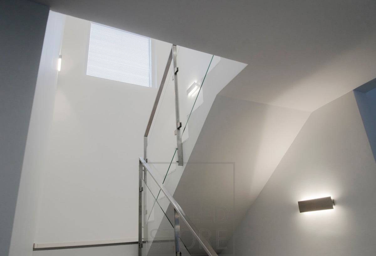 Nástěnné led svítidlo STRAIGHT na schodišti nepřímo osvětluje stěnu nahoru a dolů a vnáší do prostoru měkké náladové osvětlení. Ledstore.fi