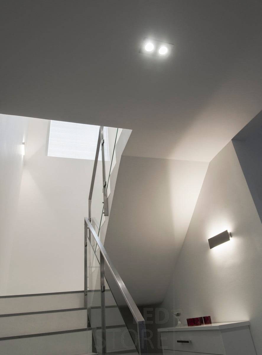 Nástěnné LED svítidlo STRAIGHT pro schodiště poskytuje nepřímé světlo nahoru a dolů po stěně, takže je vhodné zejména do atmosférických prostor. Ledstore.fi