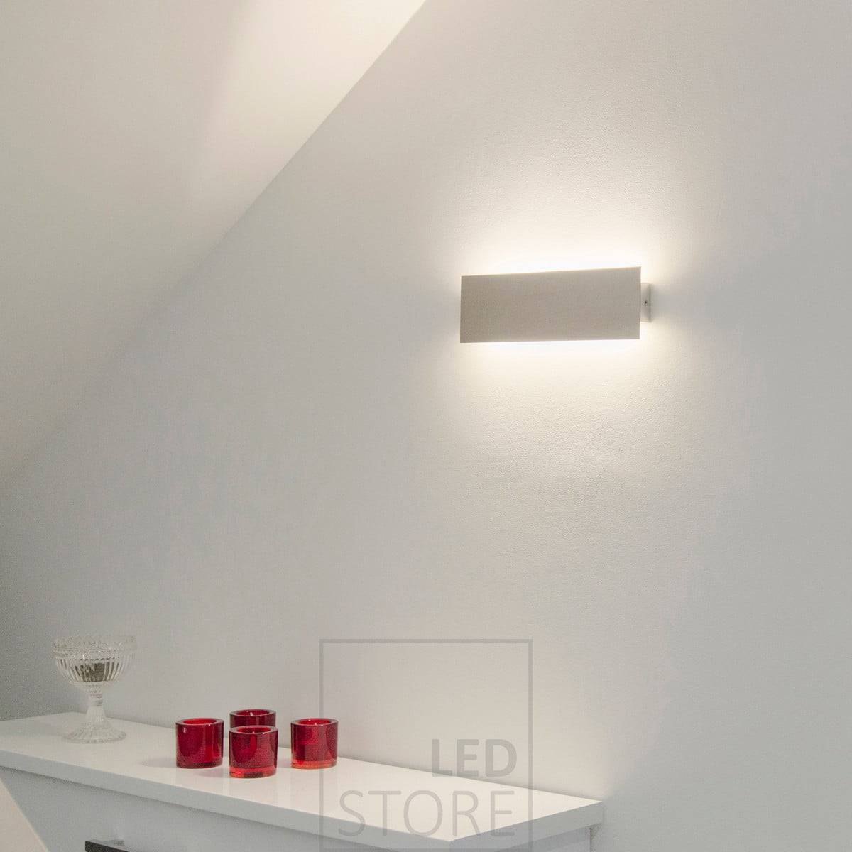 Nástěnné svítidlo STRAIGHT Led poskytuje nepřímé světlo ve dvou směrech skrz stěnu. Ledstore.fi
