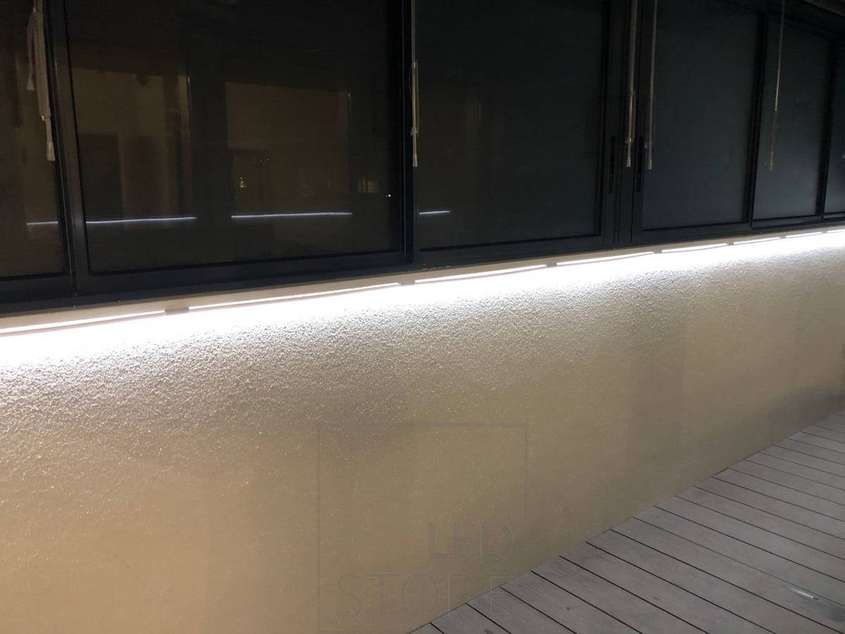 Led stuha připevněná k zábradlí. LED pásek NEON je zabudován do ohýbatelného profilu, takže jeho instalace je snadná kdekoli. Ledstore.fi