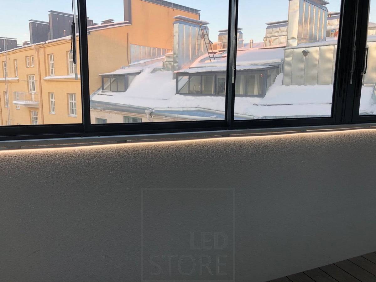 LED NEON pásek namontovaný pod okny, který poskytuje atmosférické světlo. Ledstore.fi