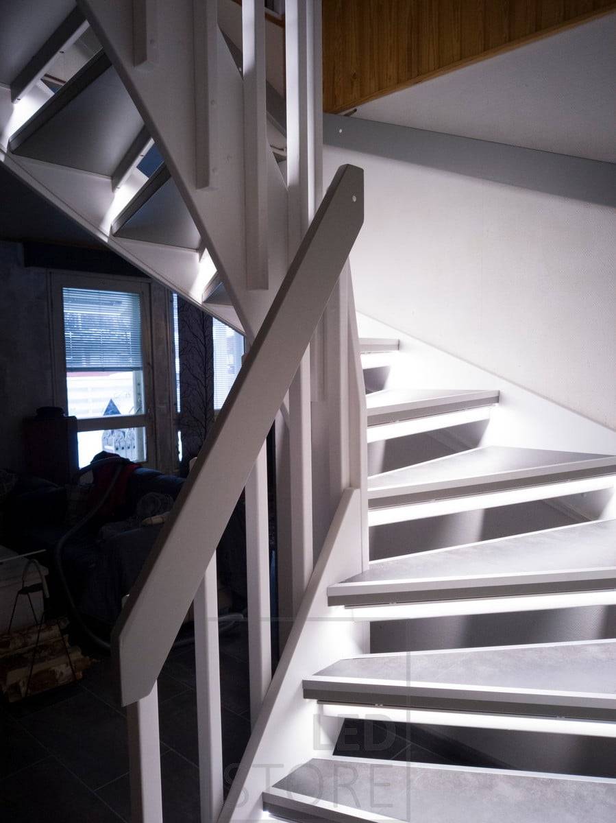 Led pásky na schodech osvětlující schodiště nepřímým světlem. Osvětlení je měkké a atmosférické. Ledstore.fi