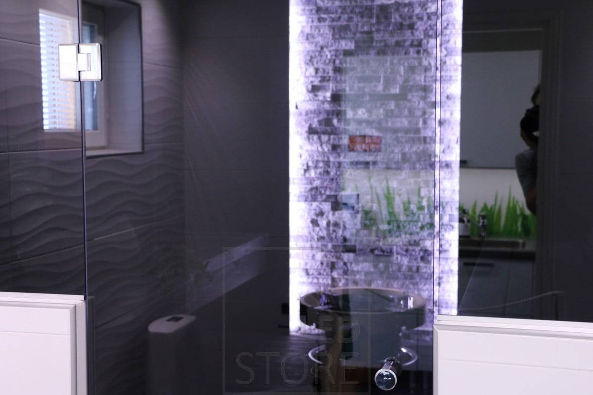 Zvýraznění detailů pomocí pásku LED. Led pásky vztyčené po obou stranách stěny, které zvýrazňují krásnou kamennou stěnu za kamny. Ledstore.fi