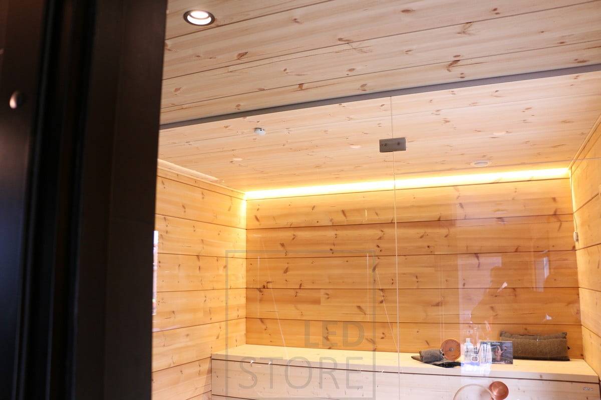Led pásek na stropě sauny vytvářející atmosférické nepřímé světlo v saunové místnosti. Ledstore.fi