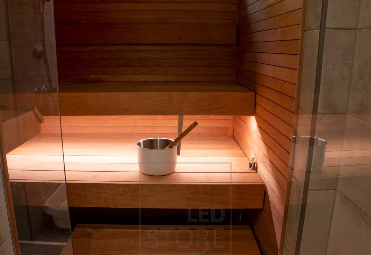 V sauně vytváří led pásek pod lavicí náladové nepřímé osvětlení. Ledstore.fi