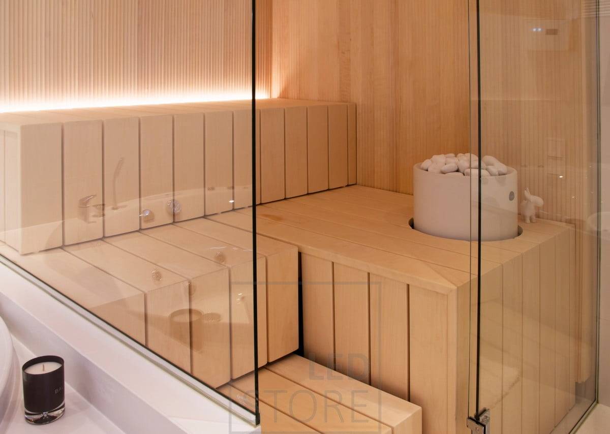 Osvětlení sauny s led páskem v drážce za lavicí, světlo směřuje nahoru. Ledstore.fi