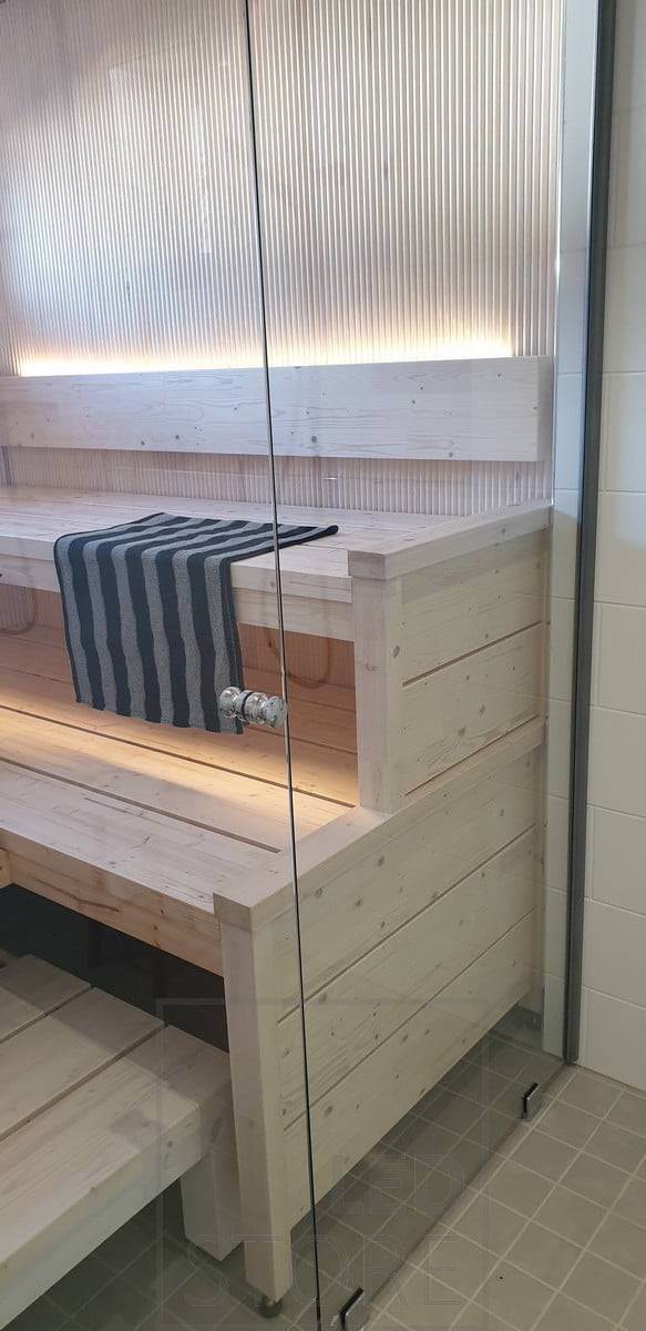 Led pásek pro atmosférické osvětlení sauny. Nepřímé světlo od opěradla nahoru a od stropu dolů. Ledstore.fi