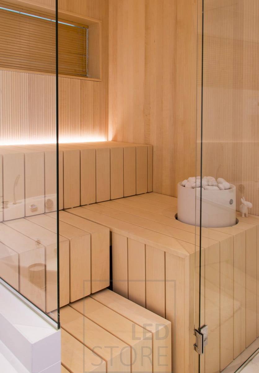 V sauně led pásek v drážce za lavicí, směřující vzhůru. Ledstore.fi
