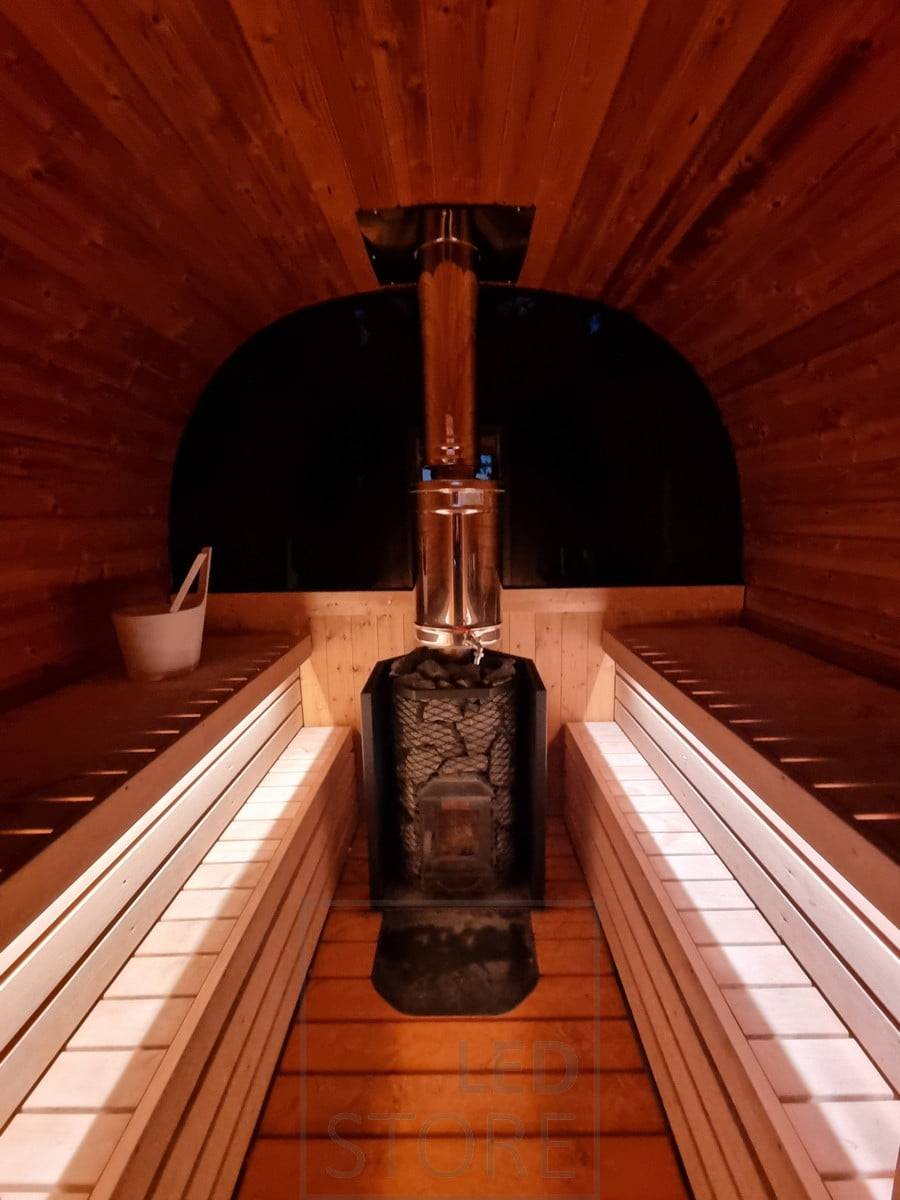 Ambientní osvětlení sauny vytvořené pomocí nepřímého světla, led pásek pod lavicemi. Ledstore.fi