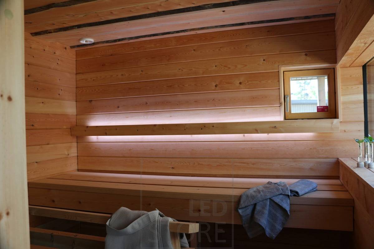 Led pásek na opěradle, svítí směrem nahoru i dolů. Ledstore.fi