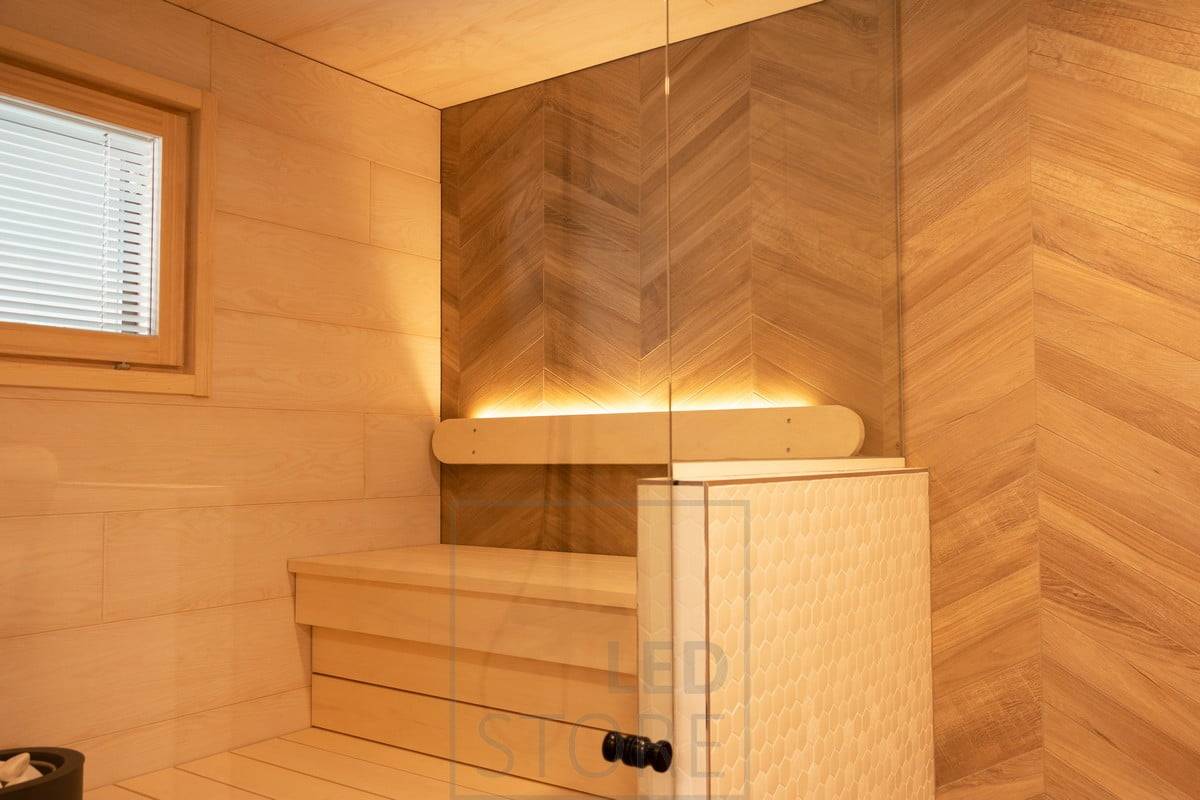 LED pásek na opěradle sauny, směřující vzhůru. Ledstore.fi