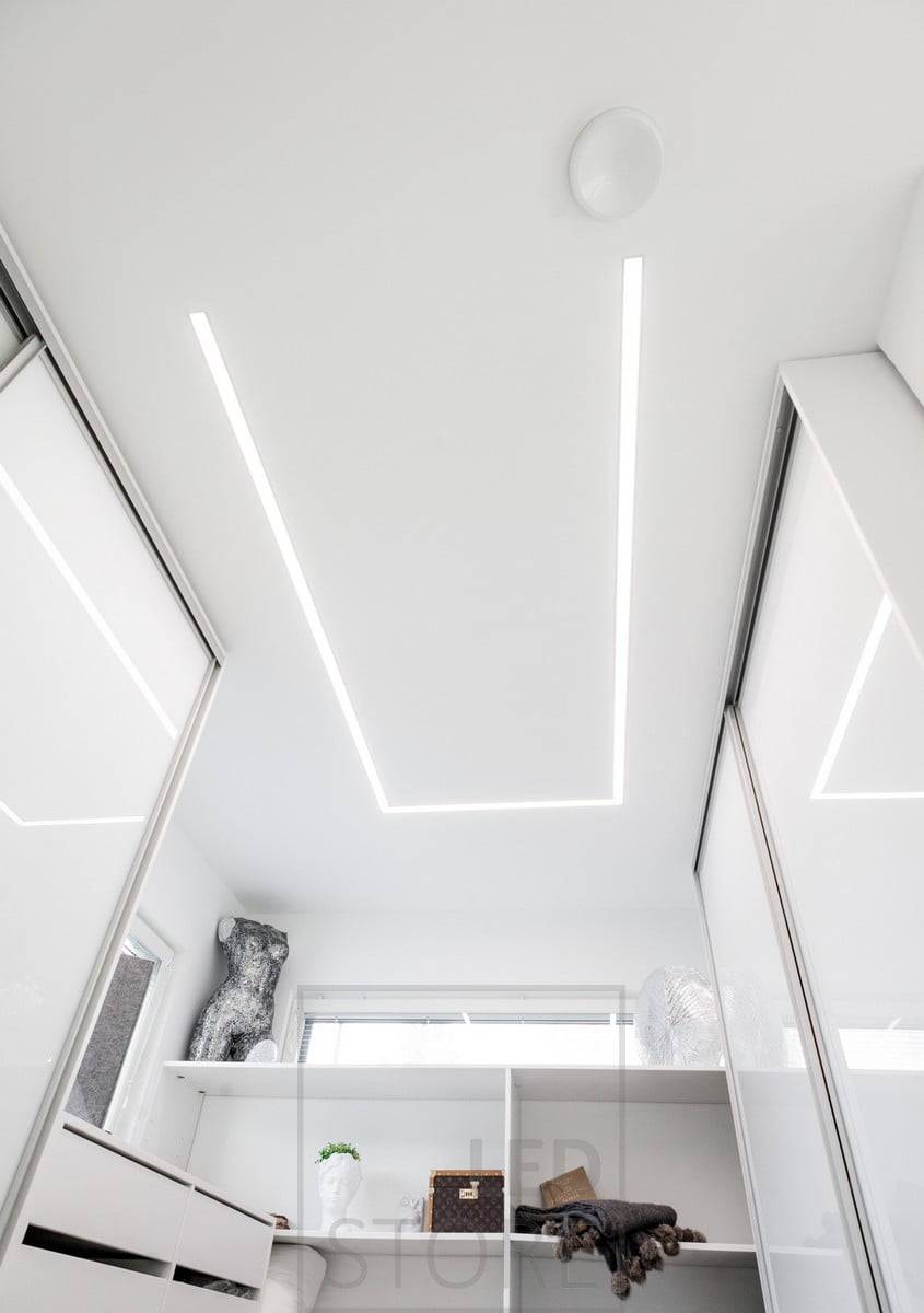 Led pásky v širokém zapuštěném profilu osvětlující šatní skříň. Profil se otáčí po místnosti tak, aby světlo směřovalo tam, kde je ho nejvíce potřeba. Ledstore.fi