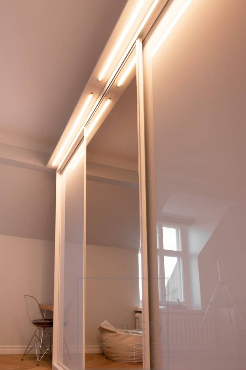Led páska v úzkém zapuštěném profilu osvětlující horní skříňku skříně. Světlo osvětluje prostor kolem ní a zrcadla i vnitřek skříně. Ledstore.fi