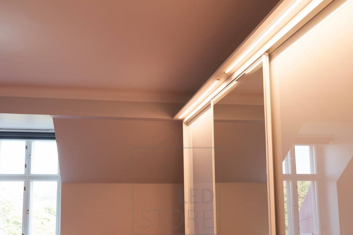 Led páska v úzkém zapuštěném profilu osvětlující horní skříňku skříně. Ledstore.fi