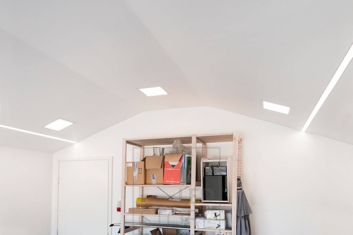 Svítidla Panel 300 v kombinaci s širokým zapuštěným profilem se dvěma LED pásky. Osvětlení je účinné a dostatečné pro hobby osvětlení. Šikmý strop navíc směruje světlo do středu místnosti. Ledstore.fi