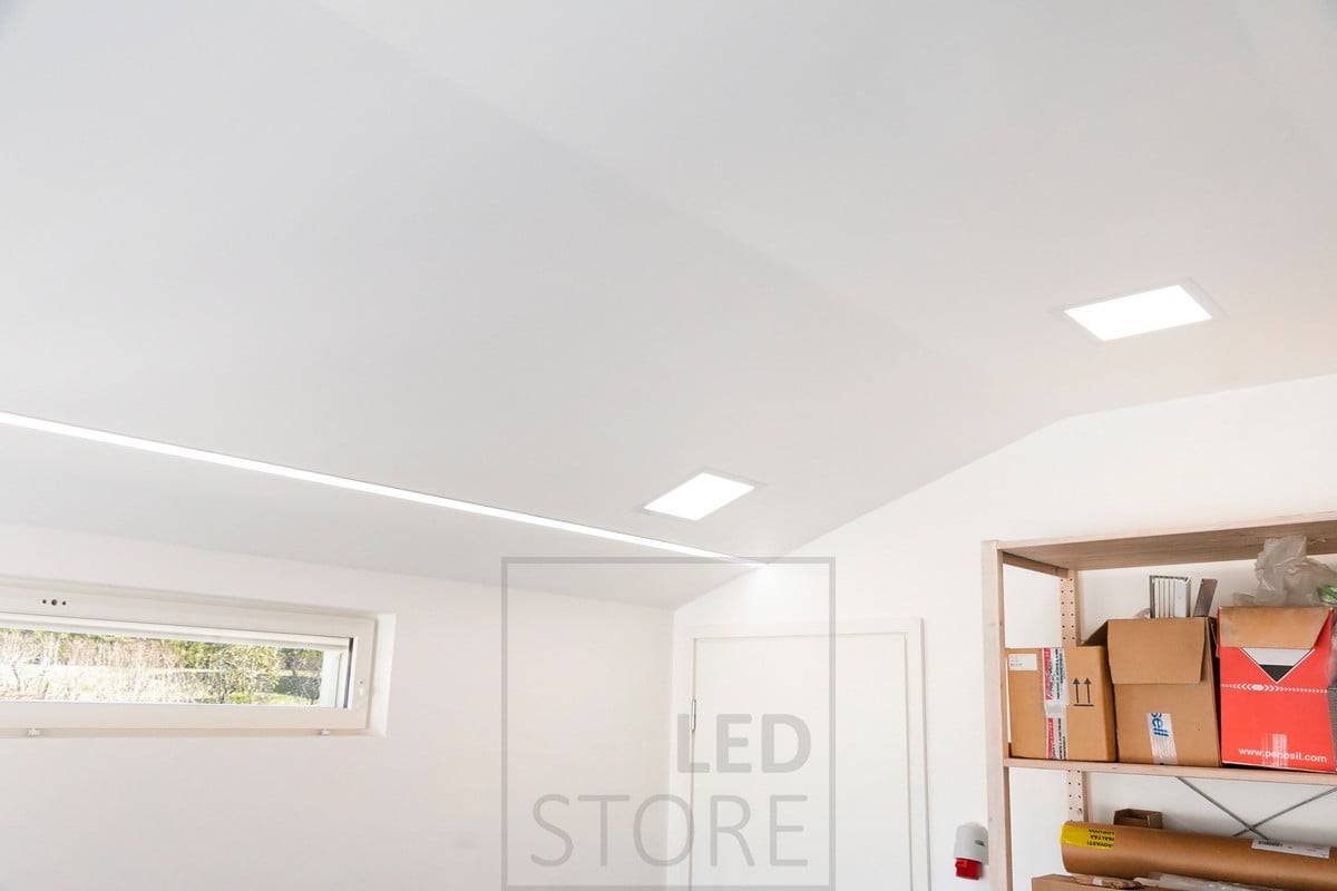 Svítidla Panel 300 v kombinaci s širokým zapuštěným profilem se dvěma LED pásky. Osvětlení je účinné a dostatečné pro hobby osvětlení. Ledstore.fi