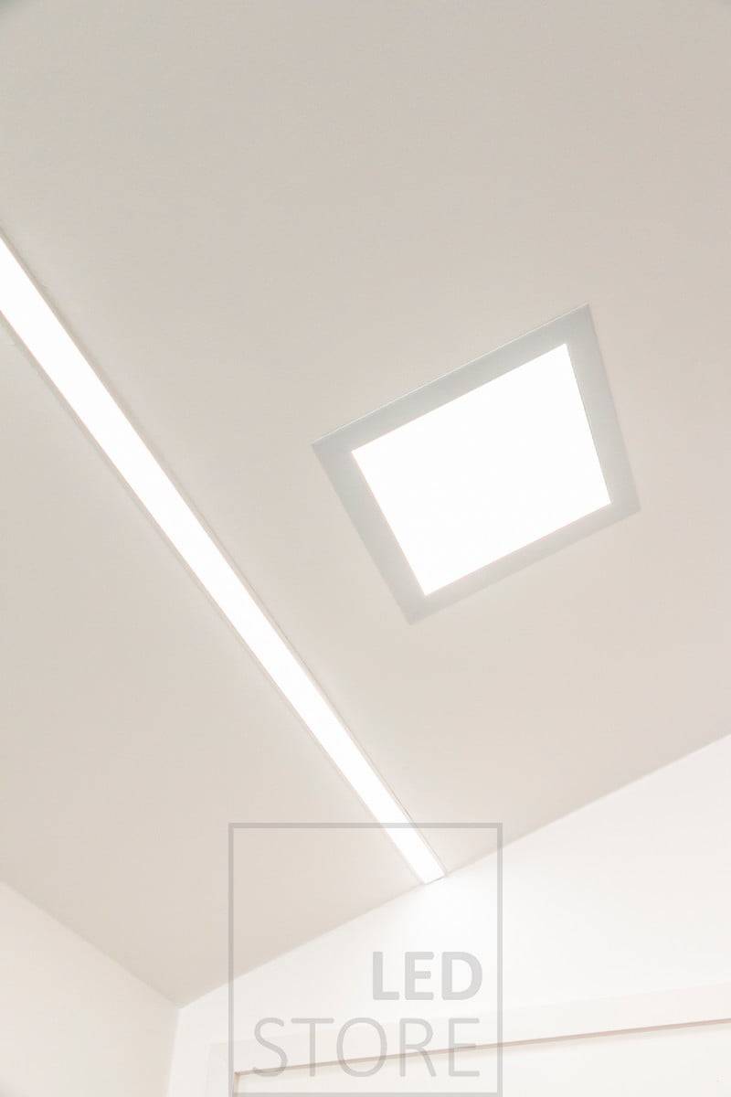 Svítidlo Panel 300 v kombinaci s širokým upporpofilem se dvěma led pásky. Osvětlení je účinné a dostatečné pro hobby osvětlení. Ledstore.fi