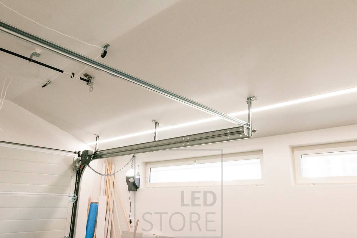 Široký zapuštěný profil se dvěma LED pásky, které poskytují efektivní a vysoce kvalitní světlo pro váš sklad/garáž. Ledstore.fi