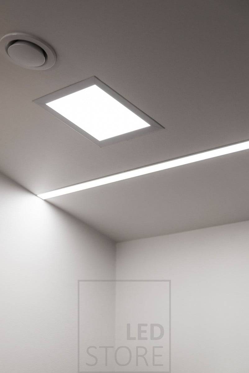 Dva LED pásky v širokém zapuštěném profilu a vedle něj zapuštěný panel pro účinné a rovnoměrné osvětlení. Ledstore.fi