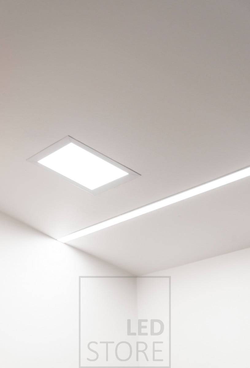Dva LED pásky v širokém zapuštěném profilu a vedle něj zapuštěný panel. Tato kombinace je účinná a poskytuje rovnoměrné osvětlení. Ledstore.fi