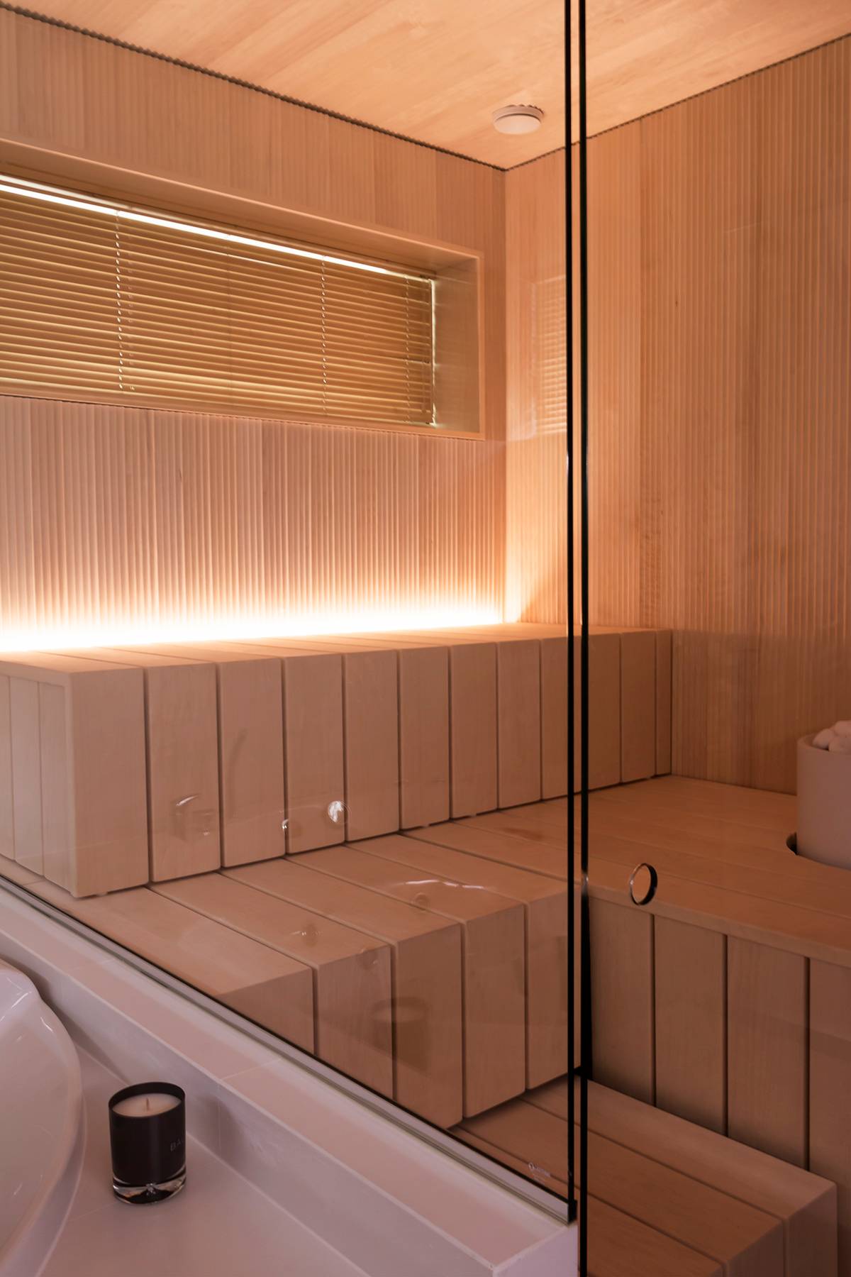 Logo obchodu s LED osvětlením: bílý text "LED STORE" ve středovém čtverci na zeleném pozadí, zdůrazňující energeticky účinná řešení osvětlení.