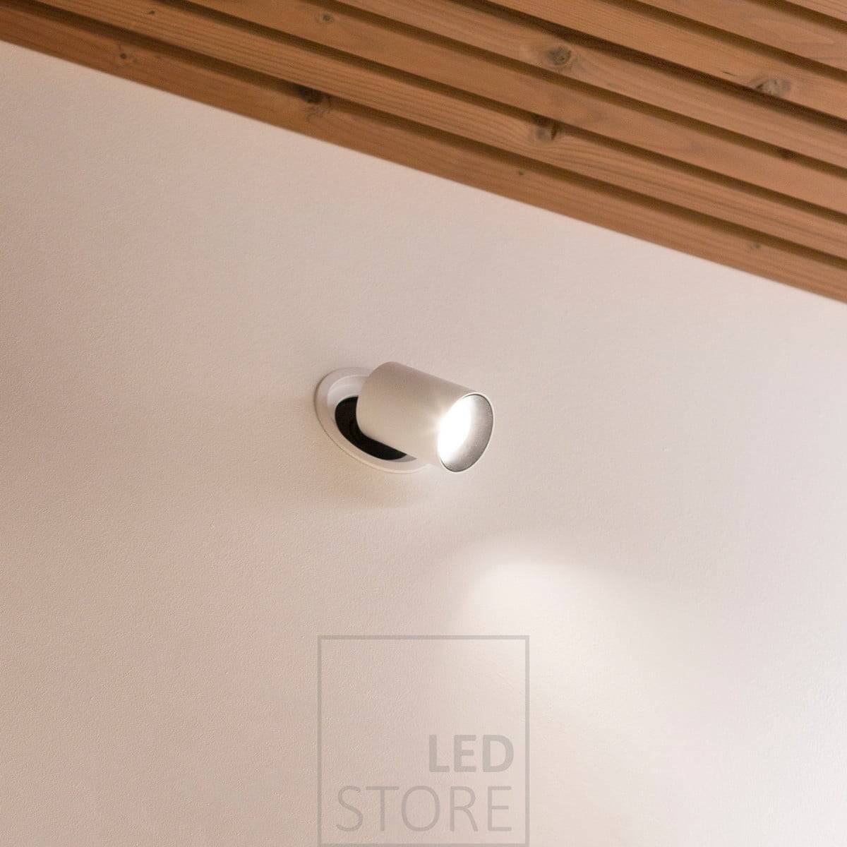LED reflektor KOLO namontovaný na stěně. Svítidlo lze ponechat uvnitř nebo jej vytáhnout a orientovat až o 90 stupňů. Ledstore.fi