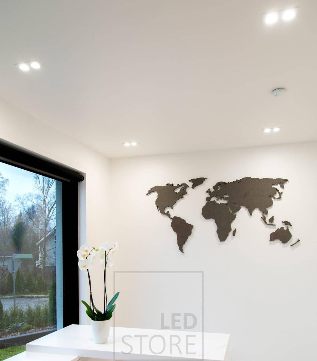 Bílé led reflektory TUPLAKANTTI osvětlující celkové osvětlení v obývacím pokoji. Světlo krásně vychází z jednoho bodu. Ledstore.fi