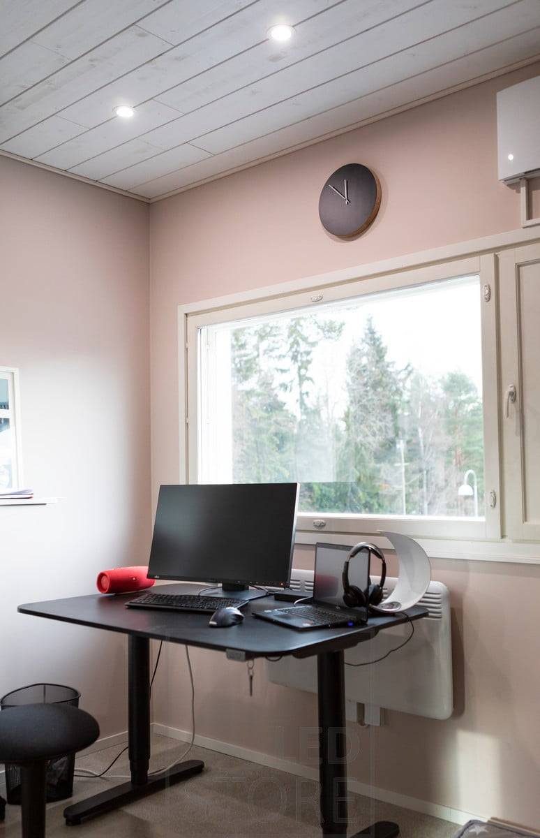 Osvětlení pracovní stanice pomocí led reflektorů. Ledstore.fi