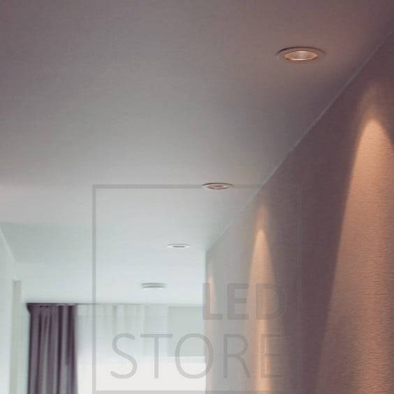 Světelný vzor bodových světel LED umístěných v blízkosti stěny je krásně zvýrazněn. Ledstore.fi