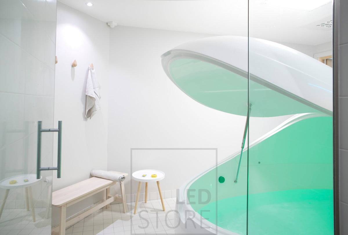 Float Kallio - led reflektor osvětlující stěnu v blízkosti nehtového baru. Ledstore.fi